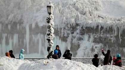 En fotos: las cataratas del Niágara, congeladas por la ola de frío extremo en EE.UU.