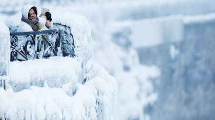 En fotos: las cataratas del Niágara, congeladas por la ola de frío extremo en EE.UU.
