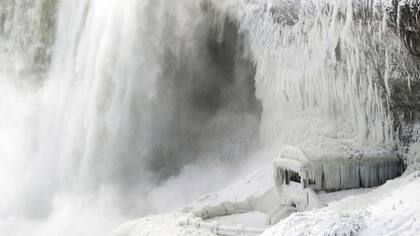 En fotos: las cataratas del Niágara, congeladas por la ola de frío extremo en EE.UU.