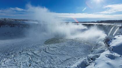 En fotos: las cataratas del Niágara, congeladas por la ola de frío extremo en EE.UU.