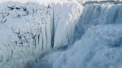 En fotos: las cataratas del Niágara, congeladas por la ola de frío extremo en EE.UU.