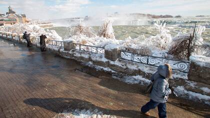 En fotos: las cataratas del Niágara, congeladas por la ola de frío extremo en EE.UU.