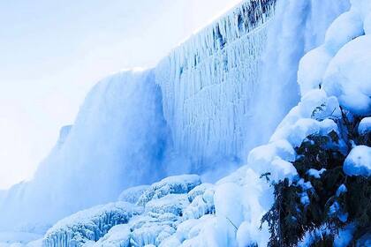 Las Cataratas del Niágara han lucido congeladas en días recientes debido a las condiciones extremas en Norteamérica