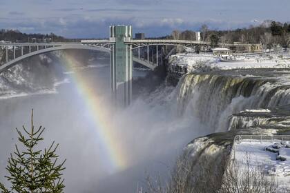 Los expertos prevén que el arco iris que se forma habitualmente en las Cataratas del Niágara, se verá de color rosa durante el eclipse