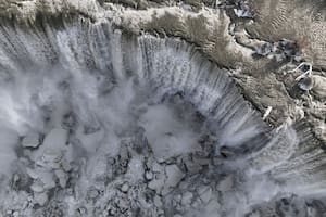Las cataratas del Niágara, parcialmente congeladas por el paso de la tormenta Elliot