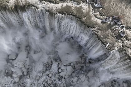 Las cataratas del Niágara, parcialmente congeladas por el paso de la tormenta Elliot