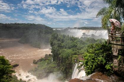 Las cataratas y su potencial turístico. El embajador del Estado de Kuwait en la Argentina, Abdullah Alyahya, dijo una vez: "Los turistas abrirán nuevas puertas, primero llegan como turistas y después como personas de negocios"