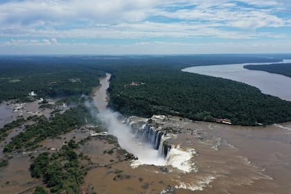 Las Cataratas y una vista aérea tomada este martes. A la izquierda el lado argentino, a la derecha, Brasil. El Iguazú desemboca a unos kilómetros en el Paraná y forma la Triple Frontera con Paraguay.
