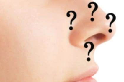 Es importante mantenerse hidratado, ya que los líquidos pueden ayudar a diluir la mucosidad de la nariz, lo que permite que se drene más fácilmente