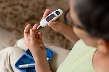 Las causas de la diabetes son complejas. Los antecedentes familiares, la genética, el peso y la dieta influyen