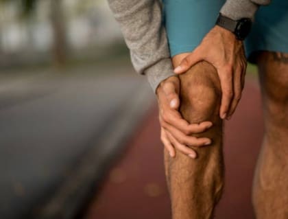 Las causas más frecuentes son la artritis reumatoide y la artritis osteoartritis