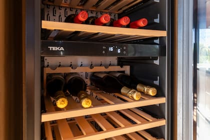 Las cavas Teka incorporan iluminación LED, bandejas de madera y puerta con protección UV, preservando las propiedades del vino.