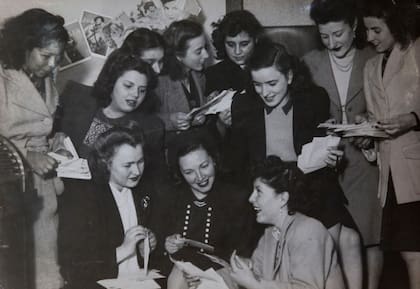 Las Cazadoras de Autógrafos compartían el logro de tener la foto autografiada de una figurita difícil.