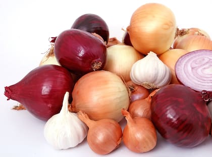 Las cebollas, las zanahorias y los ajos son otras verduras que se benefician de ser guardadas a temperatura ambiente