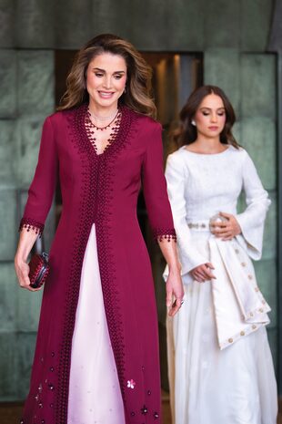 Las celebraciones comenzaron la semana pasada con la fiesta de la henna, que es una suerte de despedida de soltera. Iman decoró su vestido de Reema Dahbour con el cinturón que su madre el día de su boda.