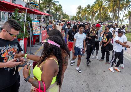 Las celebraciones de estudiantes universitarios por el spring break trajo a Miami caos y desórdenes en los últimos días, lo que condujo a un aumento de casos por Covid-19
