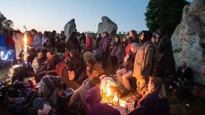 Las celebraciones del solsticio de Avebury son un evento más tranquilo y familiar que las de Stonehenge