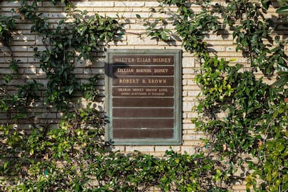 Las cenizas de Walt Disney se encuentran en un panteón junto a las de su esposa y otros familiares en el cementerio Forest Lawn Memorial Park, en Los Ángeles