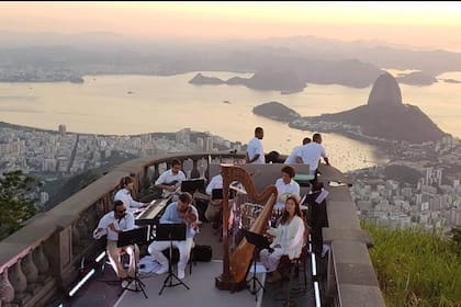 Las ceremonias se realizan fuera del horario de apertura del monumento, para muy pocos invitados