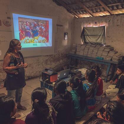 Las charlas en las escuelas son parte vital en la experiencia del recorrido de los amunches por América