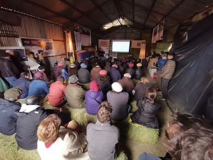 Las charlas se hicieron en un galpón de la estancia