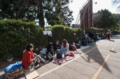 Las chicas acampan a la espera del debut de Coldplay en River