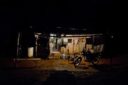 Las chicas aprenden a hacer ropa para su familia