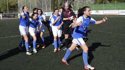 Las chicas catalanas, campeonas de un torneo infantil de fútbol masculino