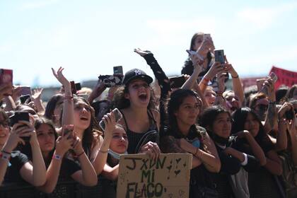 Las chicas con carteles alientan a Jxdn, el tiktoker que ahora se luce en los escenarios