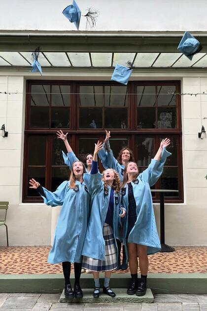 Las chicas cumplieron con la tradición de arrojar sus birretes al aire.