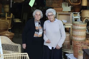 Las chicas de Gorriti, como las conocen en el Barrio, son dos vendedoras nonagesimas de una tradicional tienda de artÕculos de mimbre. Angela, a quien llaman Lita (90), y Maria Angela a quien llaman Mary (89), contaron como creo el negocio su padre cuando las calles eran de tierra
