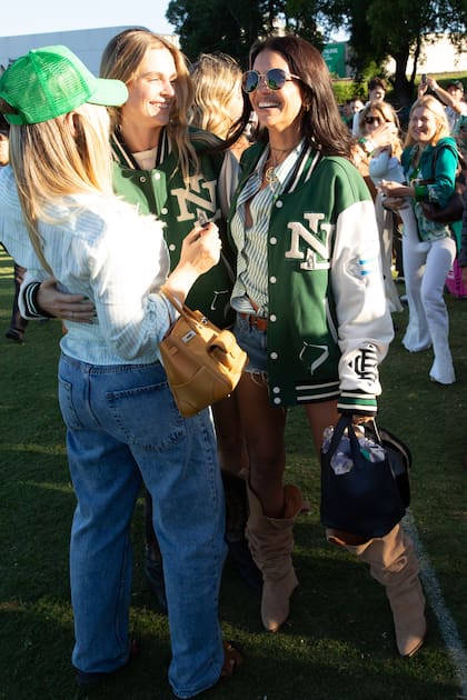 Las chicas de La Nati, con las bombers del equipo.