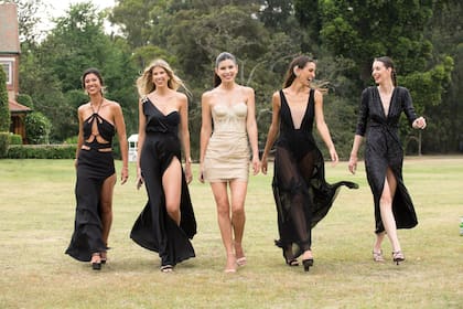 Las “chicas” de la novia, espléndidas. Paula Glere, Cielo (hermana de Coni), Daniela Camarero, Renata Parra y Camila Verellen.
