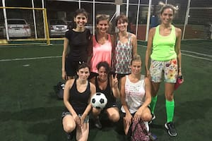Sucias de caucho, mujeres que se divierten con el fútbol y escriben