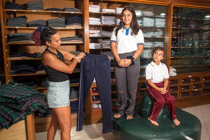 Las chicas Fernández Barrios prueban los nuevos uniformes en la casa Pibot; La mamá busca que los pantalones no sean tan calurosos