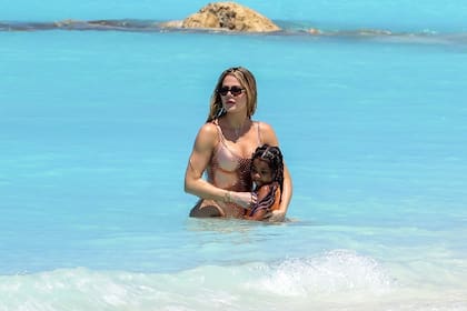 Las chicas Kardashian saben cómo divertirse y entre fiestas, shoppings y glamour, también eligen disfrutar del tiempo en familia en lugares paradisíacos como las Islas Turcas y Caicos