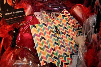 Las chicas me hicieron ganar todos los premios que venían en el kit de Despido mi Soltería!!! Se mueren las cosas que había, desde esposas, hasta tangas guerreras, je!