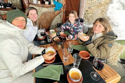 Las chicas recargan pilas y calorías con unas riquísimas sopas. En otra foto que compartió Bündchen se ve que también comieron masas dulces y cubanitos con dulce de leche.
