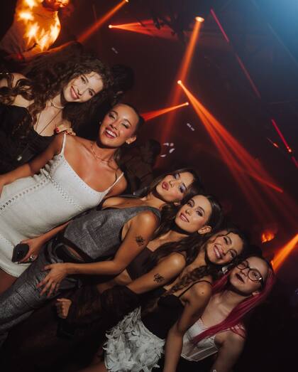 Las chicas sólo quieren divertirse. Pamela Baigún, Pilar Masse, Antonella Podestá, Lola Abraldes, Mora Bianchi y Katerina Ikan.