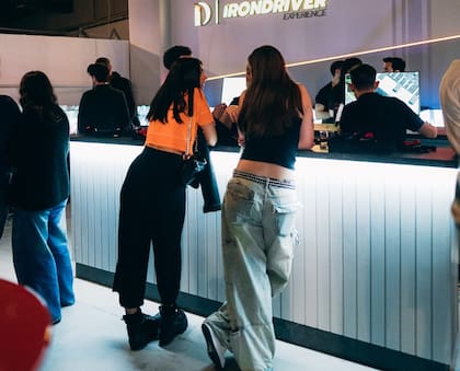 Las chicas también se suben a los simuladores de carreras, y son parte de las watch parties de las carreras de Colapinto