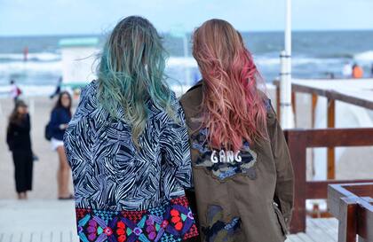 Las chicas usan colores llamativos en el pelo