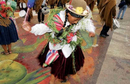 Las cholas participan activamente de la fiesta, bailando a destajo todo el día.