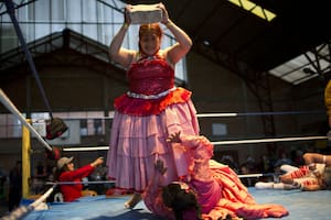 Pelea de cholitas: La antigua y colorida tradición que no se extingue en Bolivia