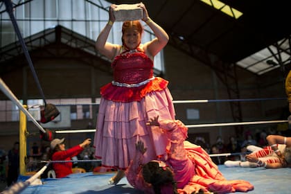 Las cholitas en plena acción se baten arriba del ring