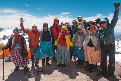 Las cholitas escaladoras se conocieron en la montaña: todas trabajan o han trabajado cocinando para los turistas que escalan los distintos cerros bolivianos o hacen de porteadoras, cargando los bolsos de los turistas