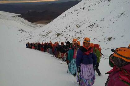 Las cholitas van por la cima del Aconcagua