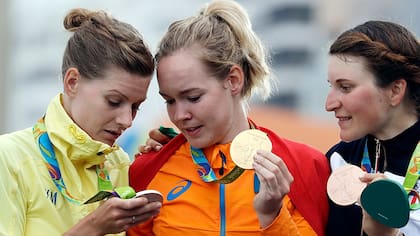 Las ciclistas Anna Van der Breggen, de Holanda, Emma Johansson, de Suecia, y la italiana Elisa Longo Borghini; distintas medallas y diferentes premios de sus Federaciones