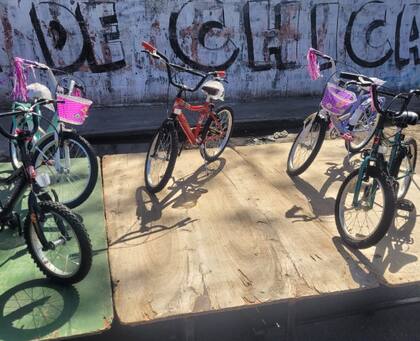 Las cinco bicicletas que rifaron de manera gratuita con un número que entregaban a cada chico