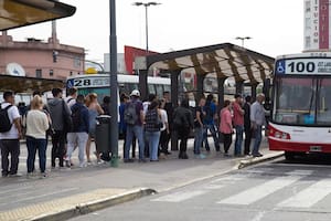 Las empresas de colectivos advirtieron al Gobierno que pagarán el sueldo de noviembre y el aguinaldo en cuotas