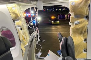 Las cinco incógnitas que deja el avión de Alaska Airlines que perdió una puerta en pleno vuelo